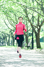 激し運動で尿意に悩む女性